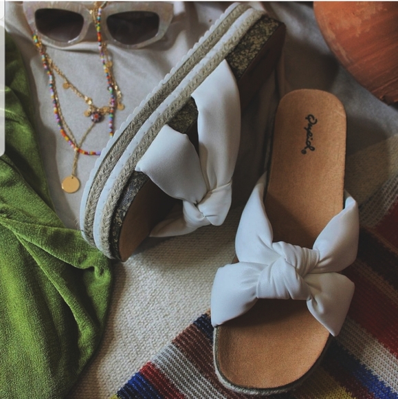 🚨FEW PAIRS LEFT// White platform Sandal - Picture 4 of 8